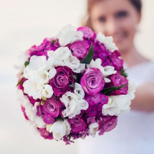 Svatební kytice pro nevěstu z fialových růží