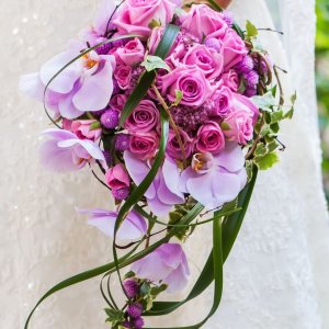 Svatební kytice pro nevěstu z fialových růží