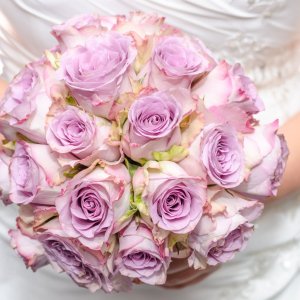 Svatební kytice pro nevěstu z fialových růží 