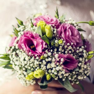Svatební kytice pro nevěstu z fialových růží a gypsophily