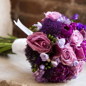 Svatební kytice pro nevěstu z fialových frezií a růží
