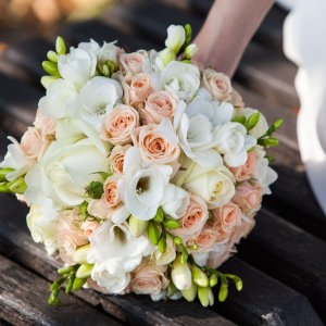 Svatební kytice pro nevěstu z frézie a růžových růží