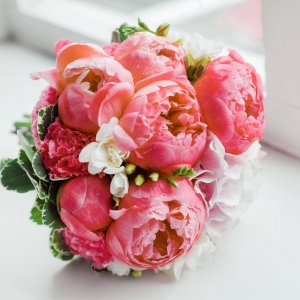 Svatební kytice pro nevěstu z frézie,růžových pivoněk a eucalyptu