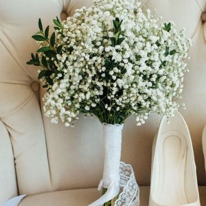 Svatební kytice pro nevěstu z gypsophily a eucalyptu