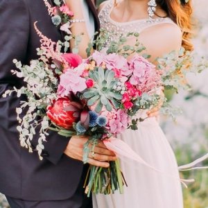 Svatební kytice pro nevěstu z hortenzie, růží, astilbe a eucalyptu