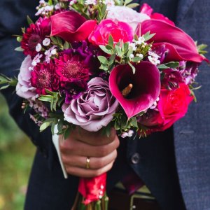 Svatební kytice pro nevěstu z kaly,chryzantén,fialových růží a eucalyptu