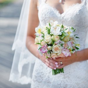Svatební kytice pro nevěstu z krémových růží