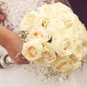 Svatební kytice pro nevěstu z krémových růží a gypsophily