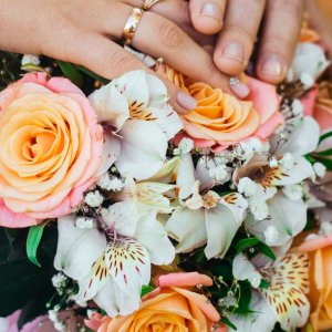 Svatební kytice pro nevěstu z oranžových růží