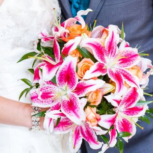 Svatební kytice pro nevěstu z oranžových růží a lilie