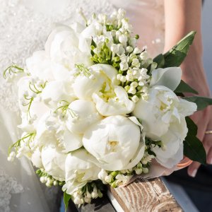 Svatební kytice pro nevěstu z pivoněk a gypsophily