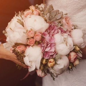 Svatební kytice pro nevěstu z pivoněk a růžových růží