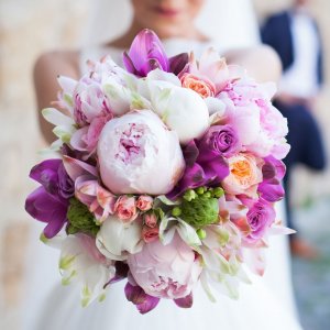 Svatební kytice pro nevěstu z pivoněk,fialových a růžových růží