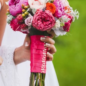 Svatební kytice pro nevěstu z pivoněk,oranžových a růžových růží