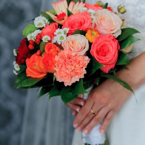 Svatební kytice pro nevěstu z růží a chryzantém