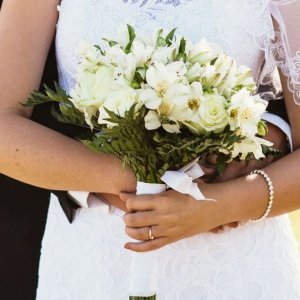 Svatební kytice pro nevěstu z růží a arachniodesu