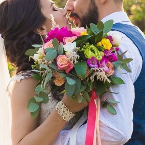 Svatební kytice pro nevěstu z růží a eucalyptu