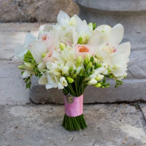 Svatební kytice pro nevěstu z frezie a růží
