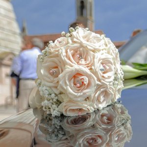 Svatební kytice pro nevěstu z růží a gypsophily