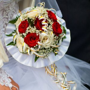 Svatební kytice pro nevěstu z bílých a červených růží