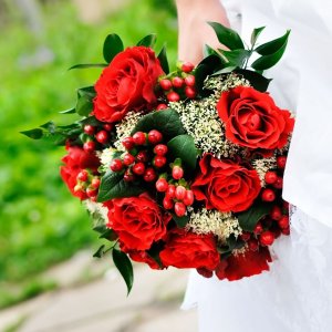 Svatební kytice pro nevěstu z růží, gypsophily a hypericum coco