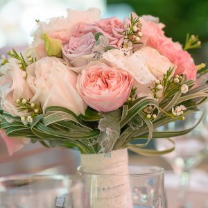 Svatební kytice pro nevěstu z růžových růží a hypericum