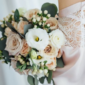 Svatební kytice pro nevěstu z růží a hypericum coco