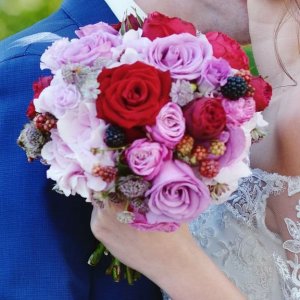 Svatební kytice pro nevěstu z růží a ostružníku