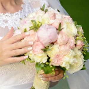 Svatební kytice pro nevěstu z růží a pivoněk