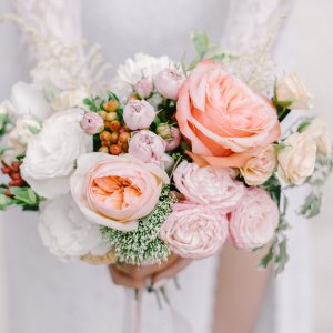 Svatební kytice pro nevěstu z růží ,astilbe a hypericum