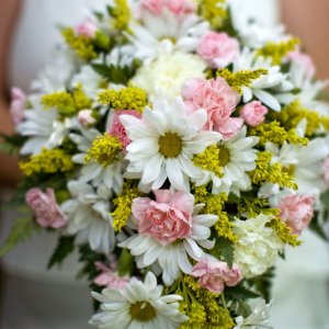Svatební kytice pro nevěstu z růží a chryzantém 