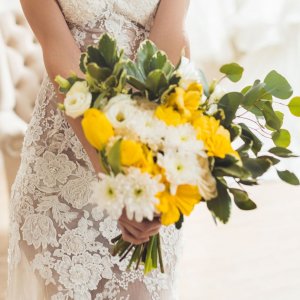 Svatební kytice pro nevěstu z růží, chryzantém a eucalyptu