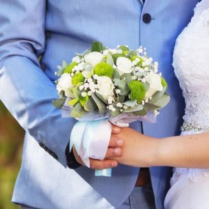 Svatební kytice pro nevěstu z růží, chryzantémy a gypsophily 