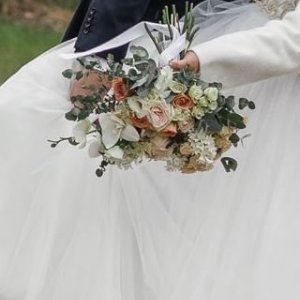Svatební kytice pro nevěstu z frézie, růží a eucalyptu