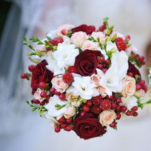Svatební kytice pro nevěstu z růží, frézie a hypericum coco