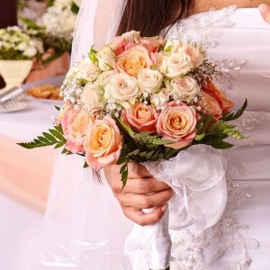 Svatební kytice pro nevěstu z růží,gypsoplily a arachniodes