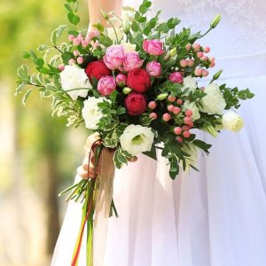 Svatební kytice pro nevěstu z růží, hypericum coco a eucalyptu