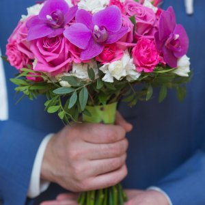 Svatební kytice pro nevěstu z růží, orchideje a eucalyptu