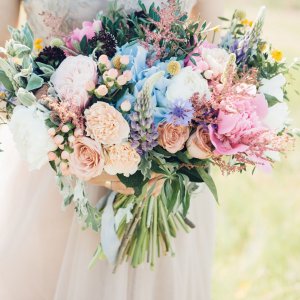 Svatební kytice pro nevěstu z růží, veronica,hypericum a eucalyptus