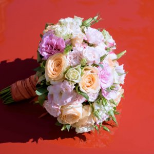 Svatební kytice pro nevěstu z růžových a krémových růží