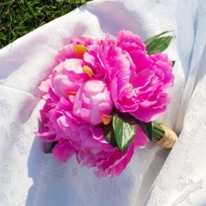 Svatební kytice pro nevěstu z růžových pivoněk