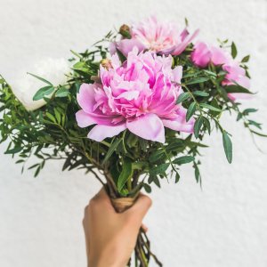 Svatební kytice pro nevěstu z růžových pivoněk a eucalyptu