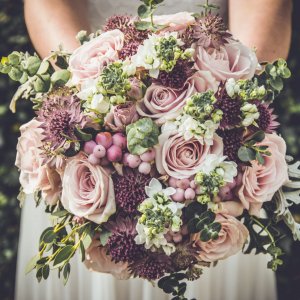 Svatební kytice pro nevěstu z růžových růží, eucalyptu a hypericum