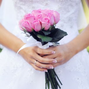 Svatební kytice pro nevěstu z růžových růží