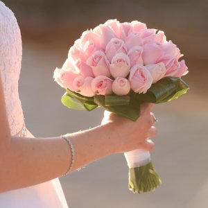 Svatební kytice pro nevěstu z růžových růží 