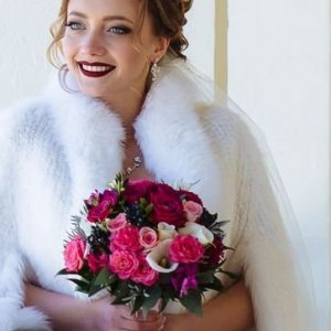 Svatební kytice pro nevěstu z růžových růží a bílé kaly