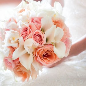 Svatební kytice pro nevěstu z růžových růží a bílých kal