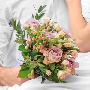Svatební kytice pro nevěstu z růžových růží a eucalyptu