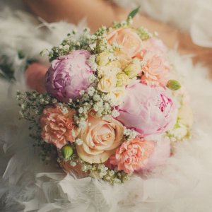 Svatební kytice pro nevěstu z růžových růží a fialových pivoněk