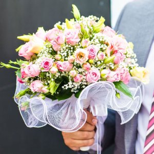 Svatební kytice pro nevěstu z růžových růží a gypsophily